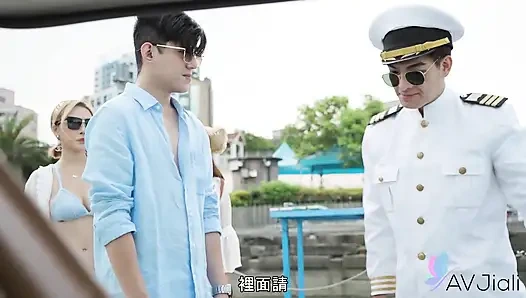 Stacy ve arkadaşları günü teknede oynayarak ve sikişerek geçiriyor