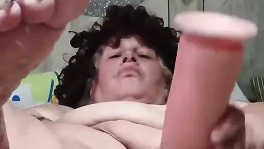 Birçok kişi tarafından yumrukla sikilirken erkekler yağmur yağıyor