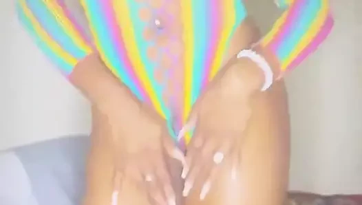 Bacaklar aç! Onu karnıma sokmak istiyor!