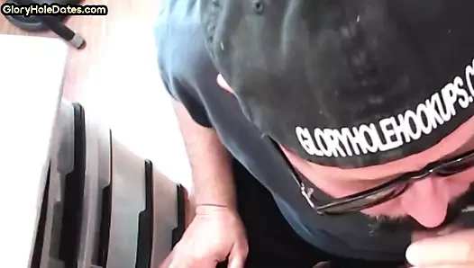 Olgun eşcinsel yarak emici duvar deliği ev yapımı yakın çekimde sikiliyor