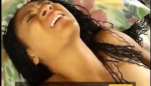 Seksi zenci hatun tıraşlı amcığını ve sıkı göt deliğini yalatıyor