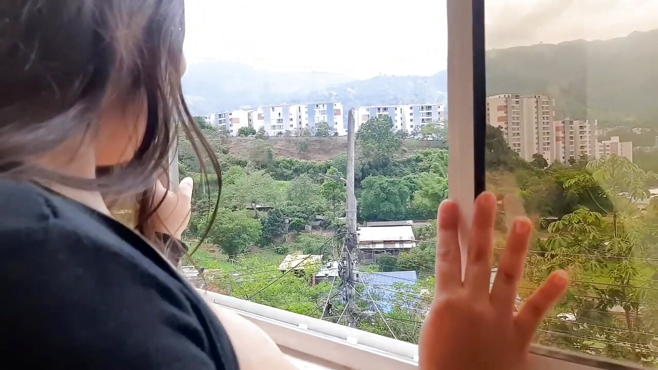 Kız ıslak göğüslerini ve hassas meme uçlarını emiyor