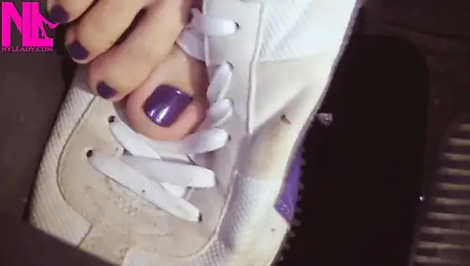 Puma spor ayakkabıyla yalınayak canlandırma