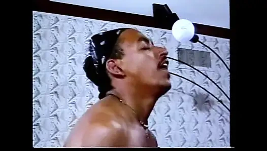 İki lezbiyen için ırklararası grup seks partisi bir sürü büyük siyah yarakla sikiliyor