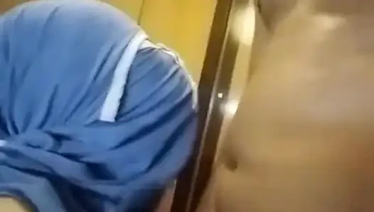 Genç gluttonous tüm sütümü istiyor. Video amatör