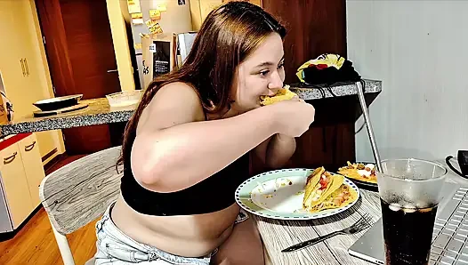 Nicole'ün taco doldurması - karnının büyümesini izle!