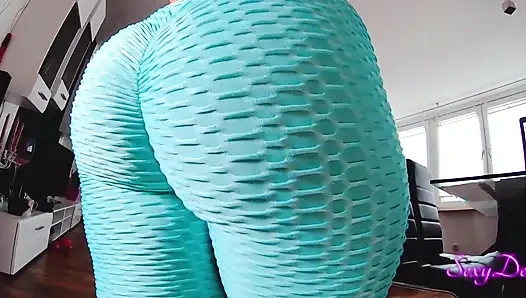 Mükemmel büyük götlü kamera kızı dildoyla oynuyor