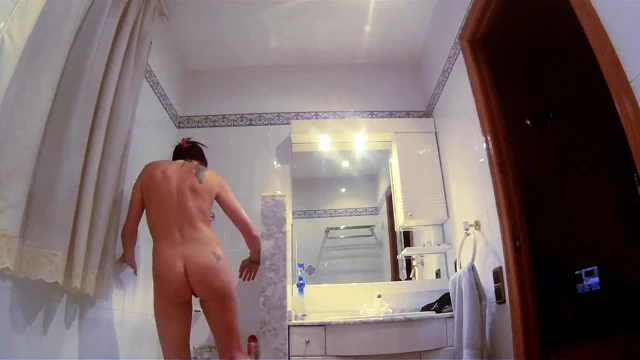 Banyo yaparken dildoyla sikiliyor ve sonra erkek arkadaşım