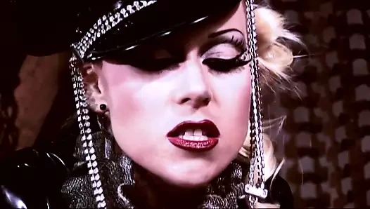 Gel ve Alman lezbiyenlerle biraz hakimiyet gör