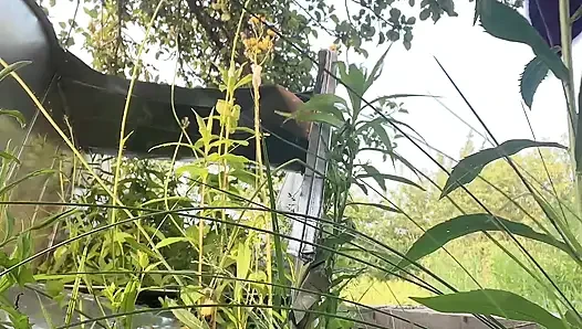 Çiş hana bahçenin dışında
