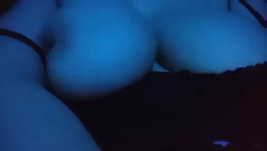 Sinemaya Goturdugu Sisman Sevgilisinin Memelerini Oksuyor Turkish Milf