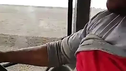 Macho mostrando su verga de toro en el trabajo