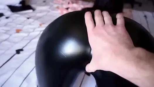 Deri tayt domaltarak sikişiyor