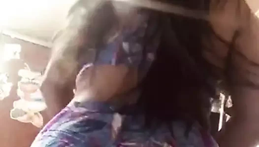 Genç ve güzel bayan gerçekten iyi oynuyor