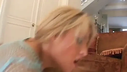 Seksi sarışın orta yaşlı seksi kadın tüm sikiş deliklerini genişleten kalın bir yarağa sahip