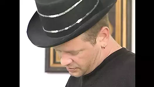 Azgın kızıl saçlı nine porno oyuncusu tarafından sikiliyor