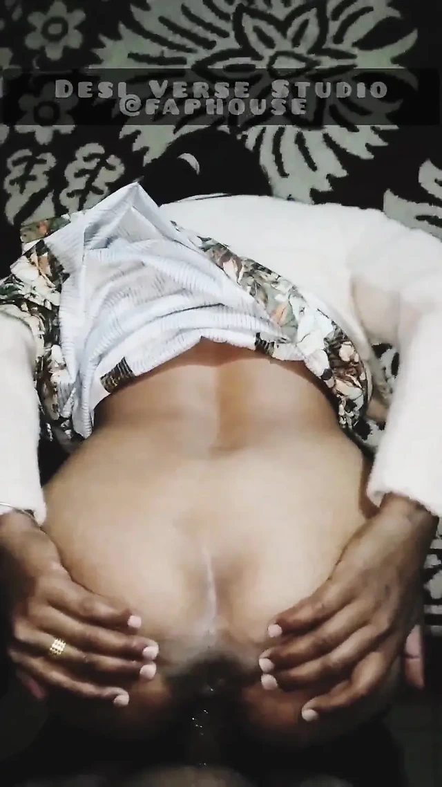 Hintli kadın domaltarak sikişiyor