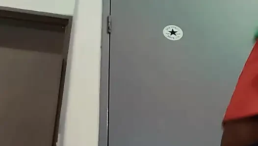 Kiki en komik kız videosunu seviyor