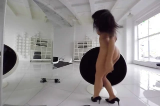 Fit dövmeli esmer seksi striptiz