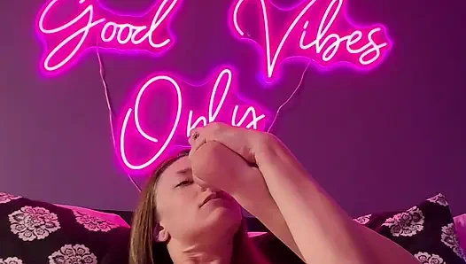 Ayak parmaklarını emiyor ve oyuncakla oynuyor