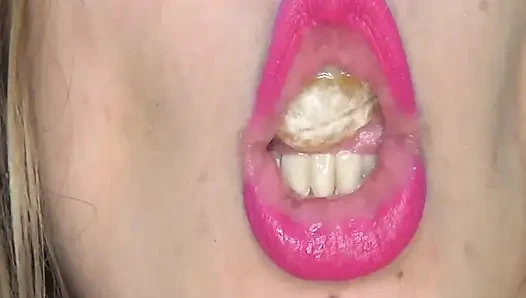 Ateşli eğlence büyük mandalina yutuyor