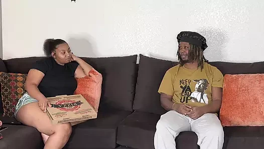 Yabancı verandada pizza çalmaya ve hayatının sonuçlarını almaya çalışır