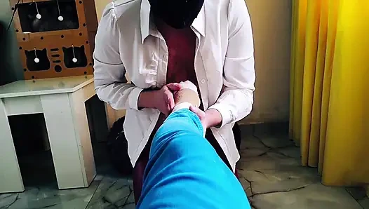 Bir köle bana çorapla ayak masajı yapıyor ve sıkı bacaklarımı kokluyor. Çorap fetişi, ayak ibadeti. POV.