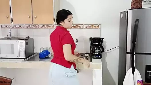 Sıcak üvey anne üvey oğluna özel bir muamele verir - İspanyolca porno