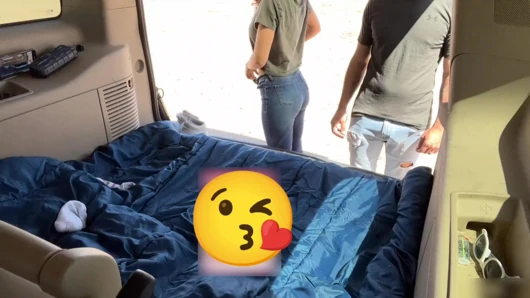 Azgın çift arka kapısı geniş açıkken kamyonun bagajında sikişiyor ve kenara çekiyor
