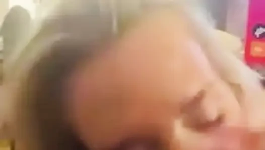 Britt Luck büyük yarak emmeyi seviyor