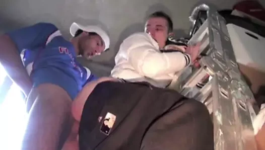 88 Fransız sürtük twink spor ayakkabıyla sikişiyor ve büyük yarak emiyor