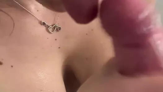 Üvey kız kardeş duşta filme alındı ve onu tekrar kirli etti