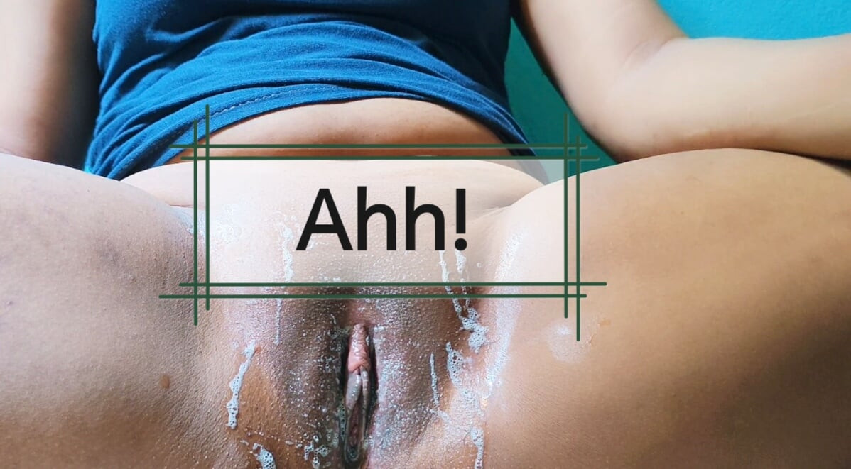 Sexy girl get horny while shaving her pussy