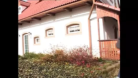 Kırmızı iç çamaşırlı güzel sarışın orta yaşlı seksi kadın mutfakta sikiliyor