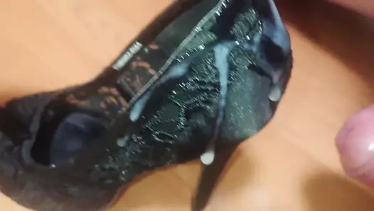 Dantel saten yüksek topuk üzerinde başka bir boşalmak