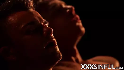 çekici bebeğim spitroasted tarafından iki büyük musluklar içinde erotik 3way