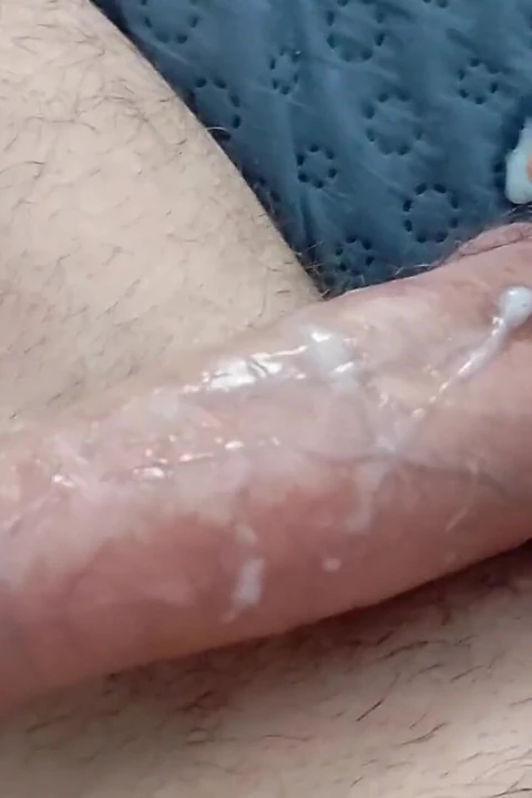 Domuz mastürbasyon yaptıktan sonra sana boşalmasını gösteriyor ve senin için duş alıyor