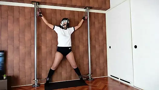 Bir kız gırtlağını tıkama maskesi ve çarmıha gerilme kısıtlamalarıyla uzun süre yalnız bırakılıyor