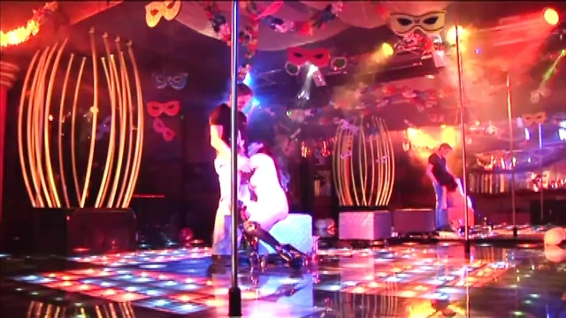 Bu İtalyan sürtük için kulüp sahnesinde çift penetratrion