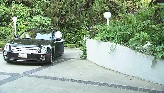 Doğal büyük memeli ateşli sarışın bebek her iki deliği de siktiriyor