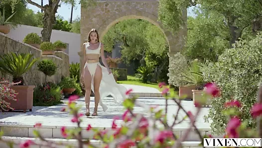 Vixen – seksi mary, içindeki teşhircinin oynamasına izin veriyor