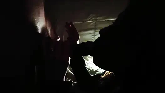 Karanlıkta sigara içen oral seks