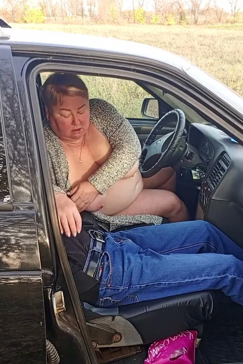 Doğada arabada bir yarağa mastürbasyon yapıyor