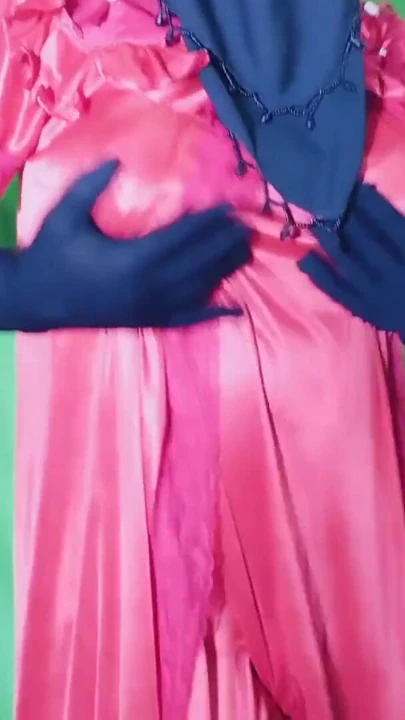 Hintli ateşli güzel yenge odasında dans ediyor ve açık bir şekilde seks yapıyor | Klip 1