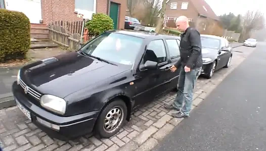 Dövmeli orta yaşlı seksi kadın göğüslerine boşalmasını parmaklıyor