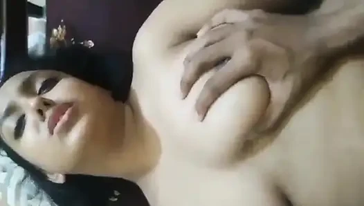 Hintli seksi kız erkek arkadaşıyla sikişiyor