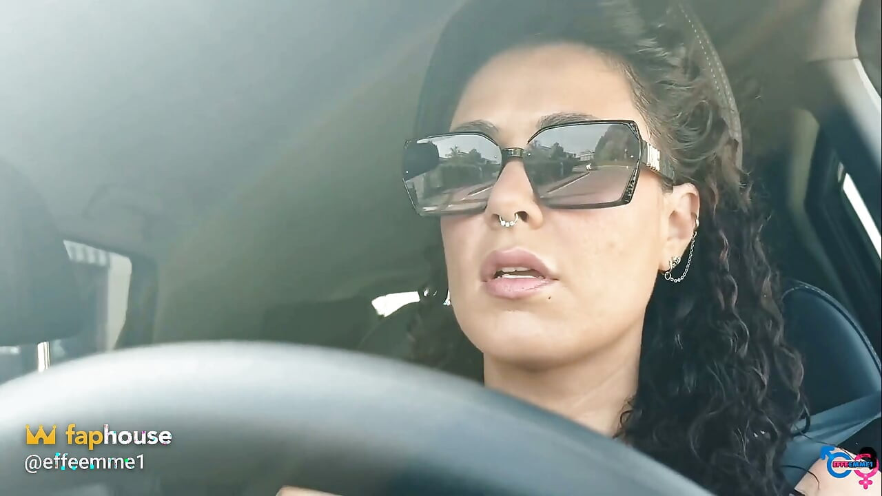 İtalyan kız arabanın bagajına sikişti, tokat attı ve tükürdü!