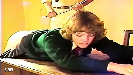 Zavallı genç ateşli kız sınıfta götüne şaplak atıyor