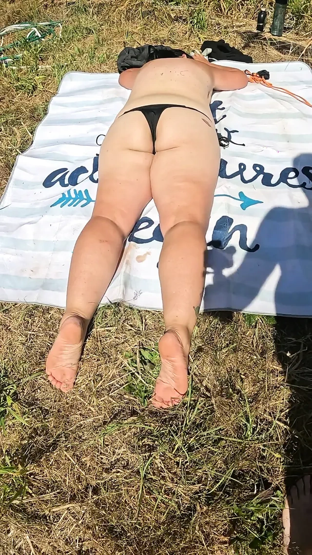 Çıplak güneşleniyor. Başkalarını çevrimdışı olmaya ve gerçek hayatın tadını çıkarmaya teşvik etmek istiyorum