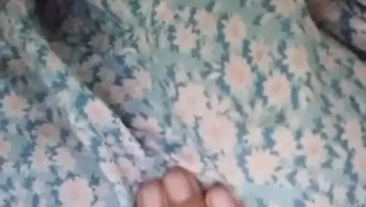 Ateşli esmer kadın oyuncak ayının üstünde dev dildoyla mastürbasyon yapıyor